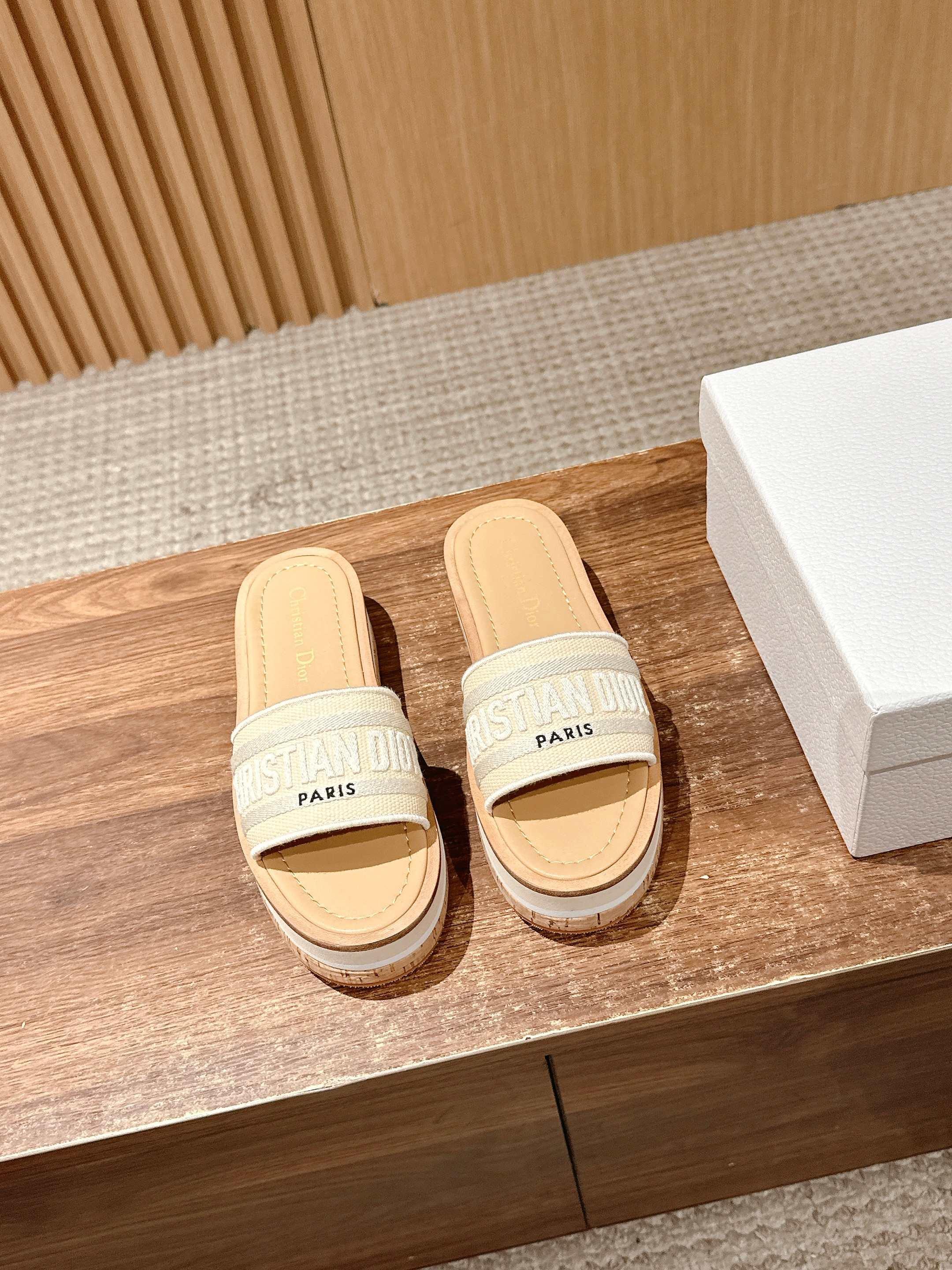 Шлёпанцы Dior 