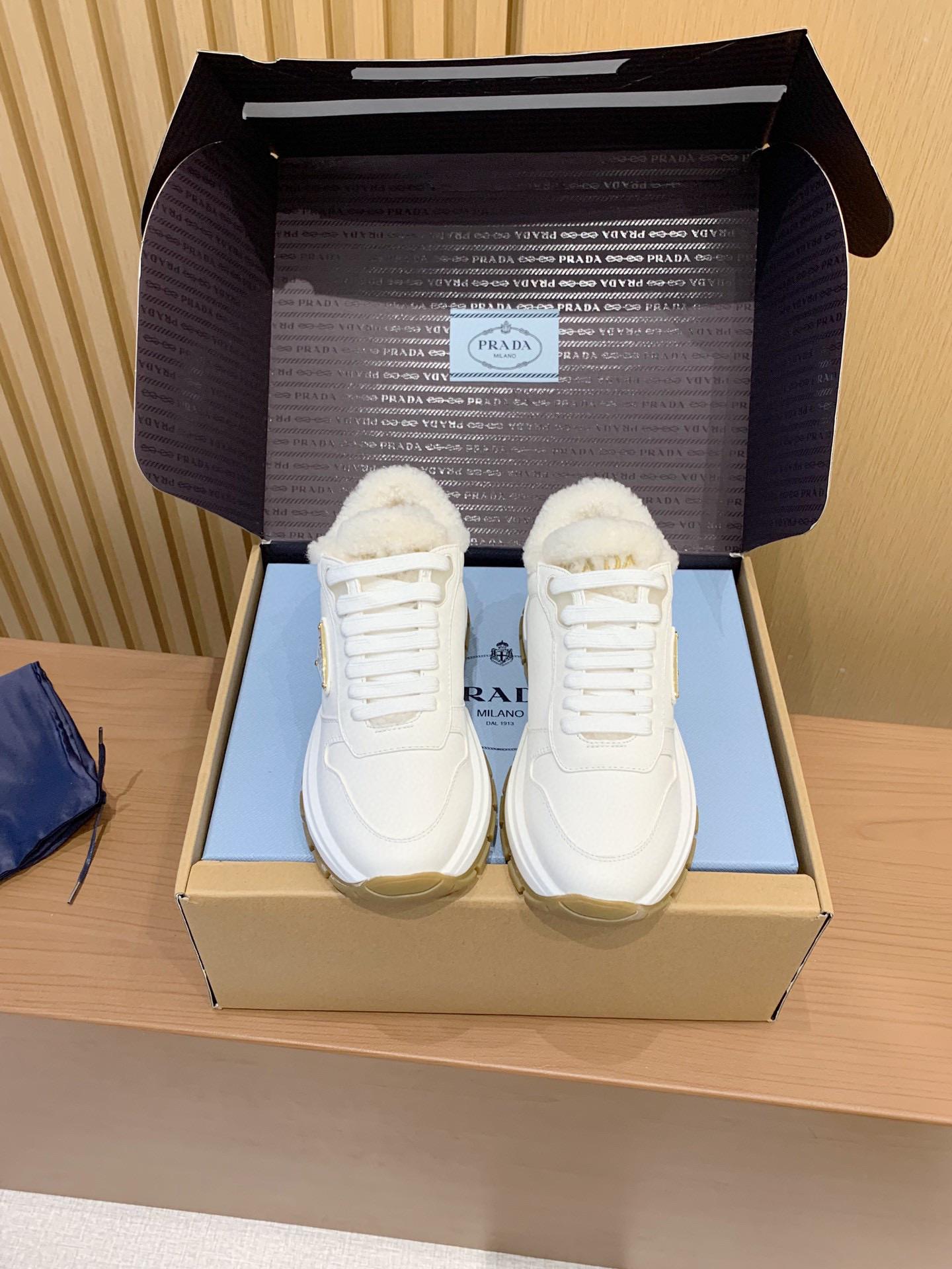 Кроссовки Prada