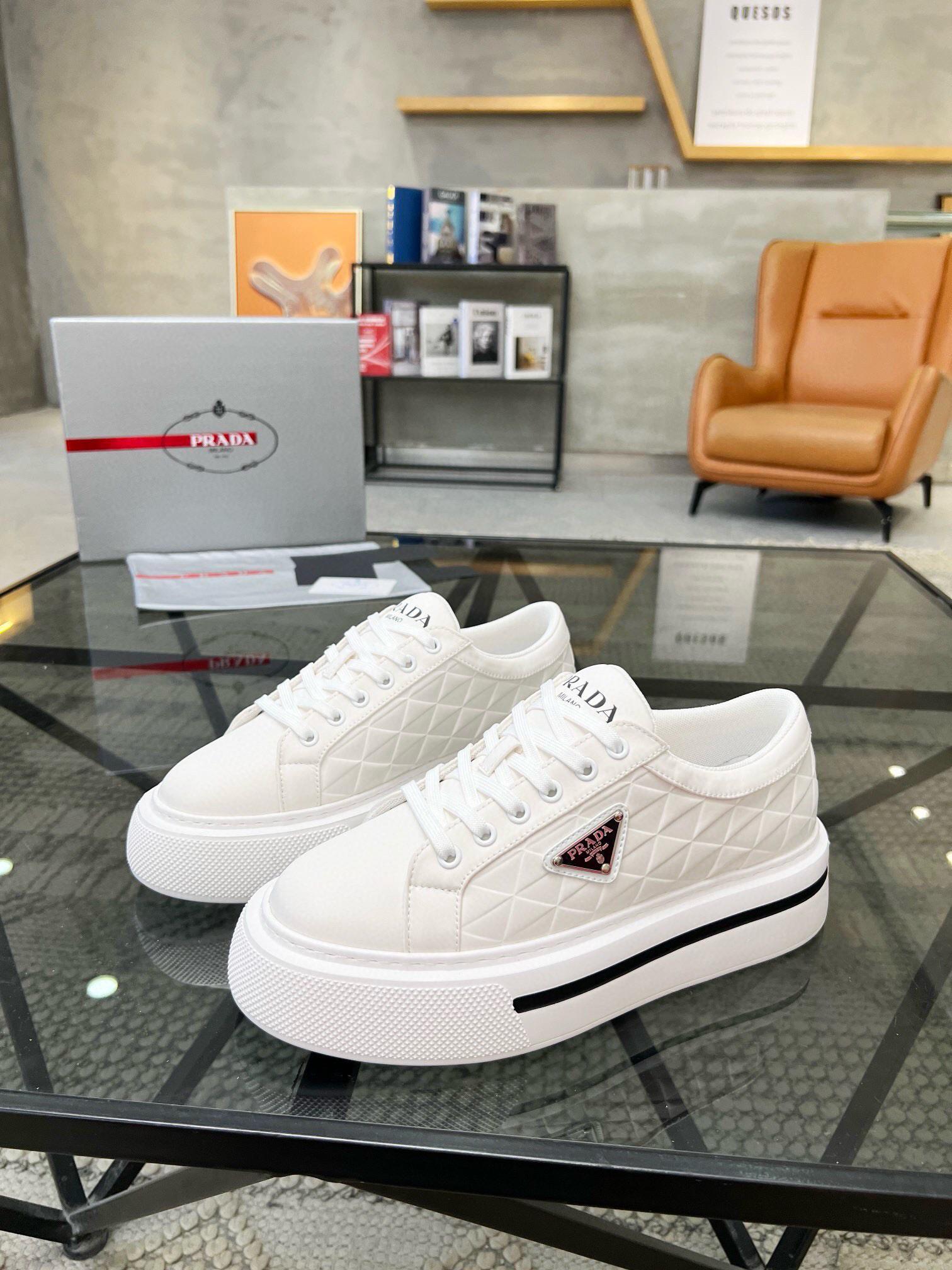 Кроссовки Prada