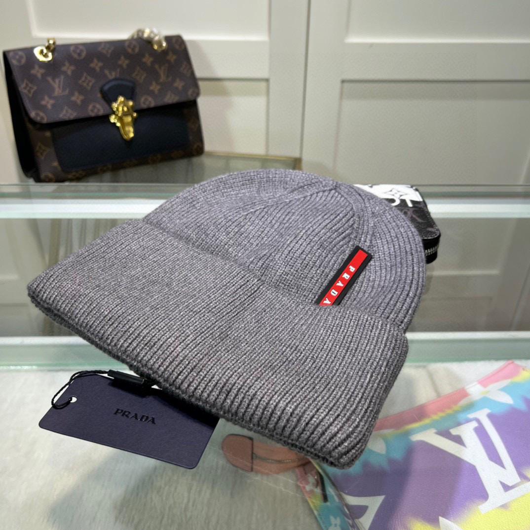 Шапка Prada