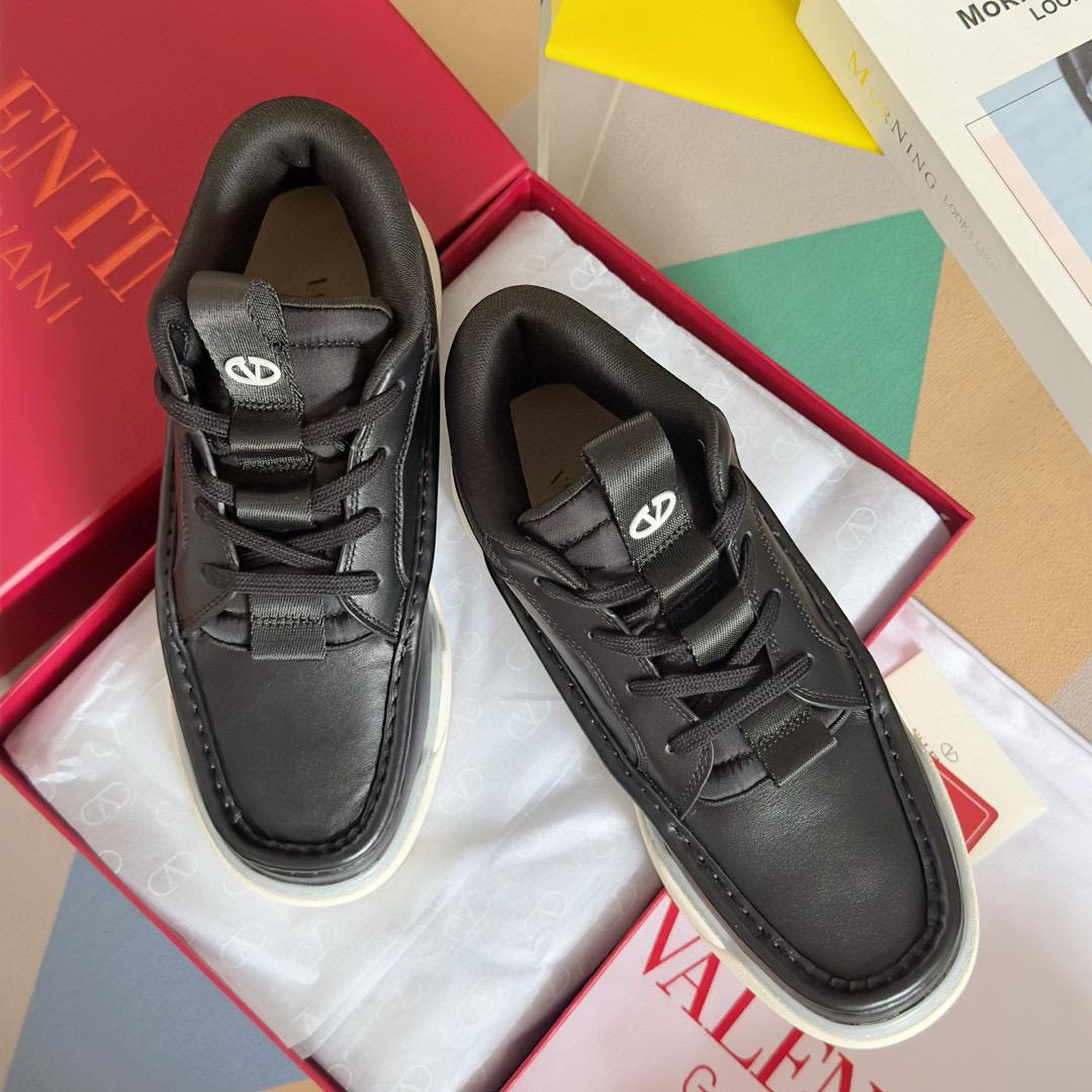 Кроссовки Valentino