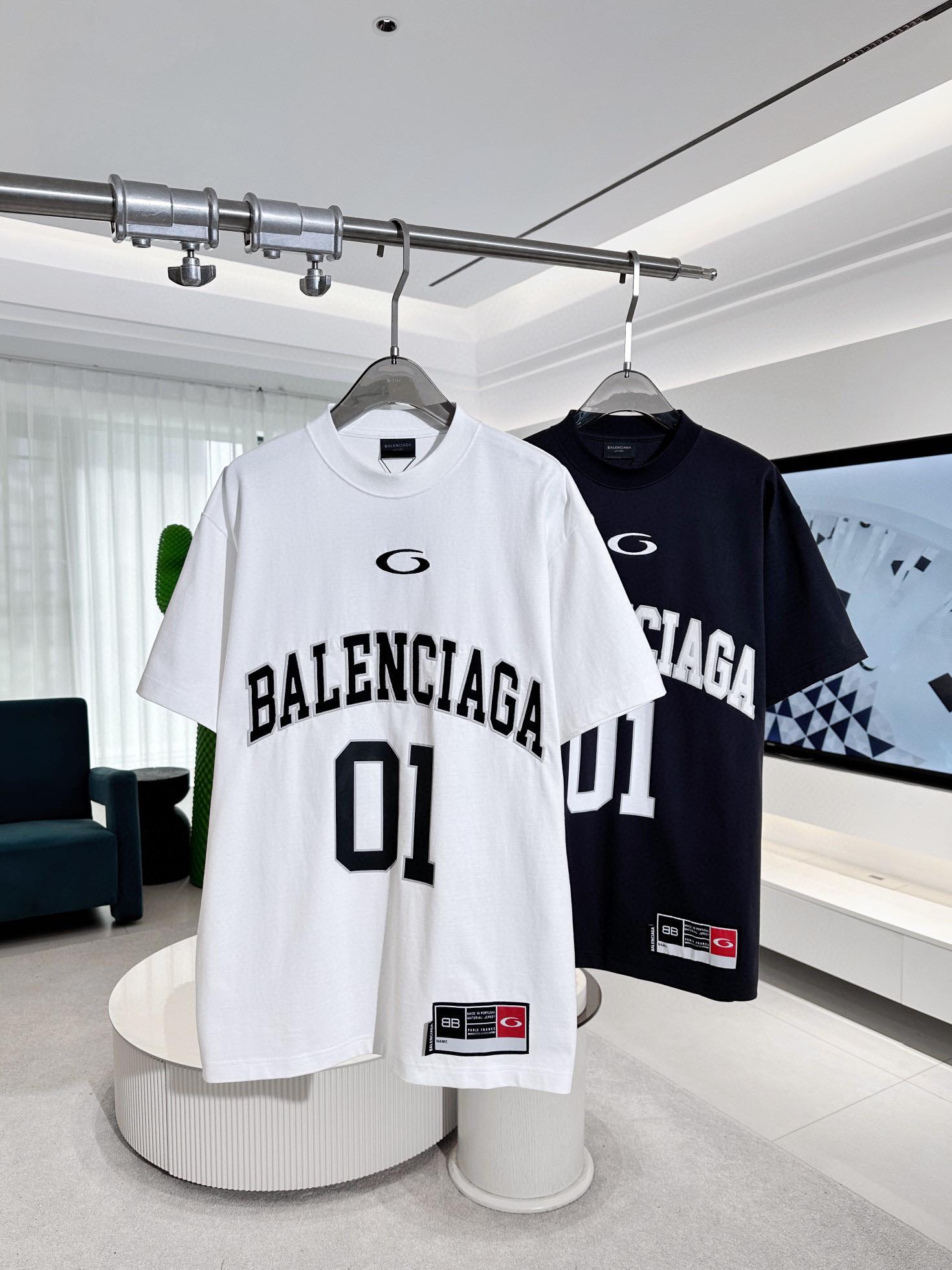 Футболка Balenciaga