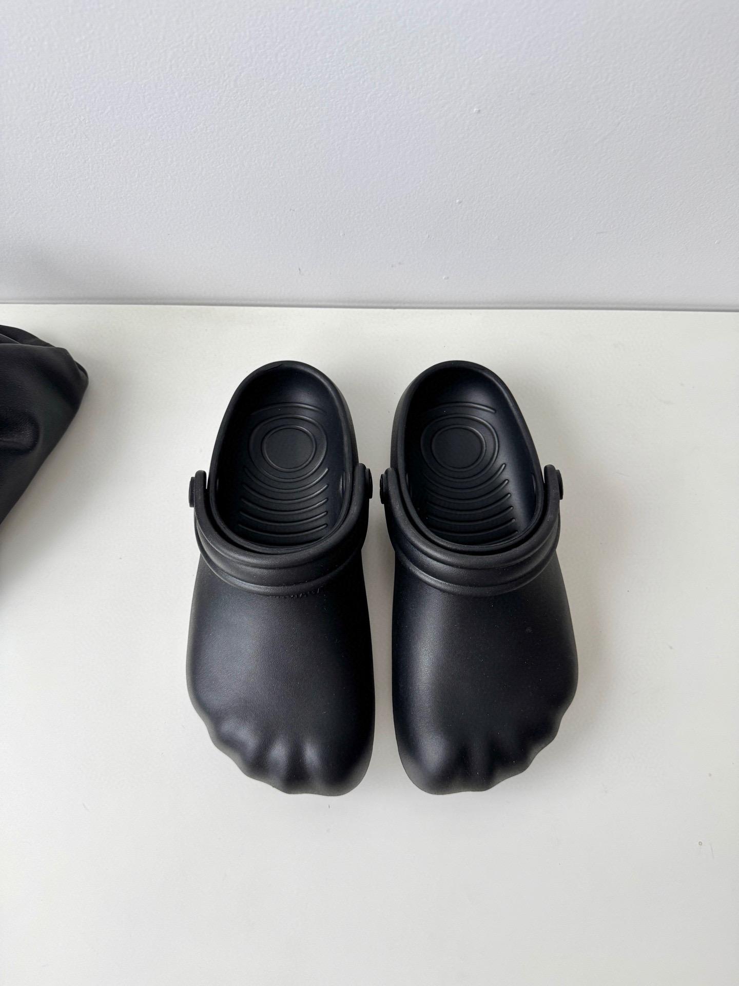 Шлёпанцы Balenciaga 